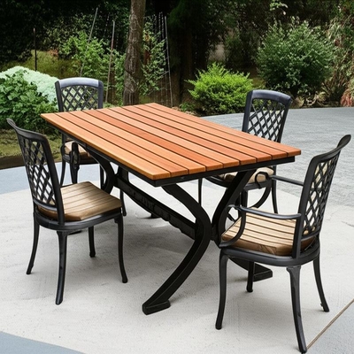 quality Créez un cadre extérieur rustique avec une table et des chaises en fonte, bois naturel et finition mate factory